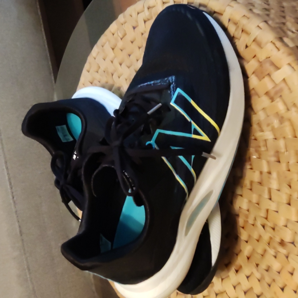 New Balance Fuelcell Rebel V2 Wide 2E - Picture 2 of 8
